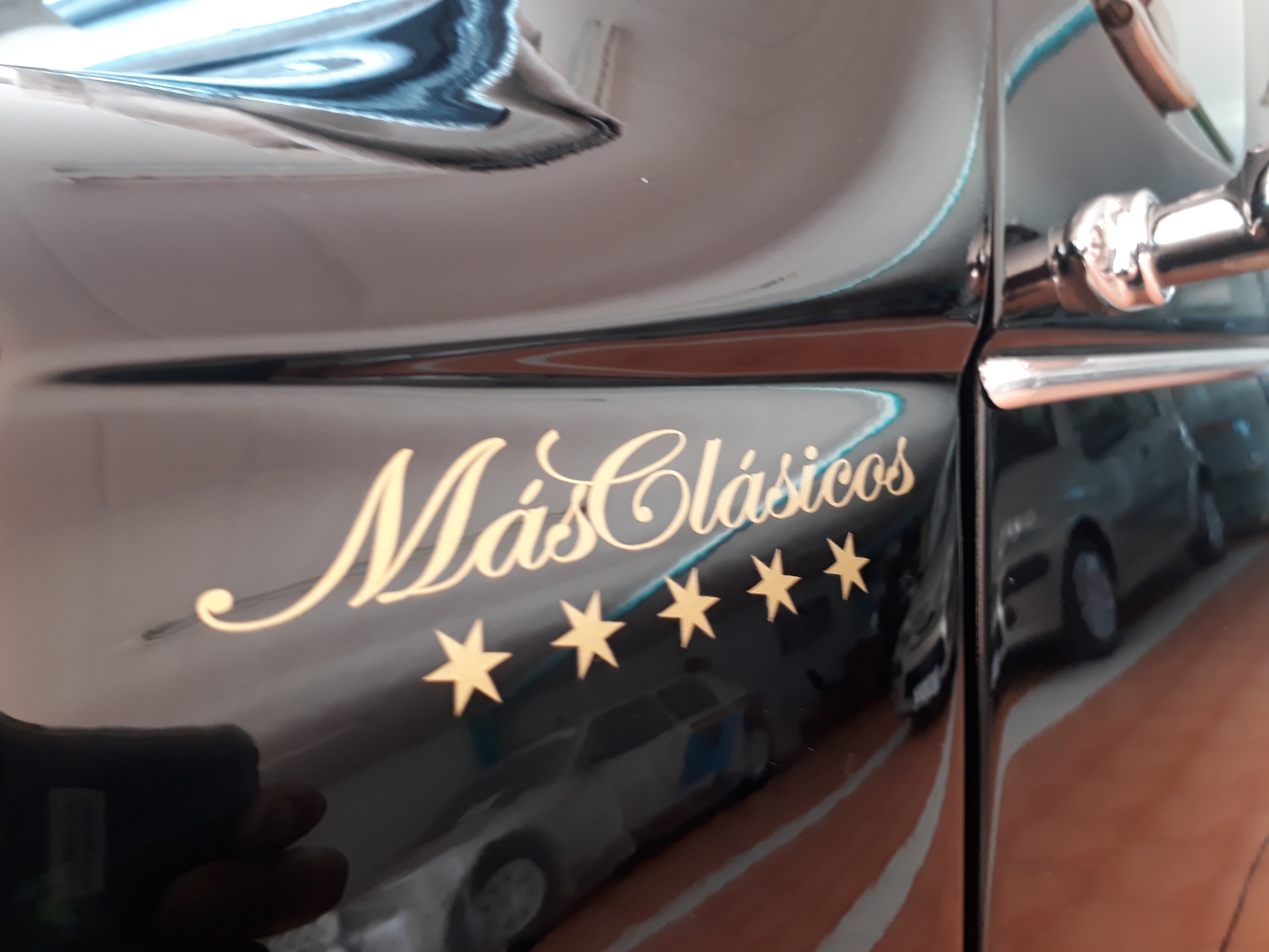 Imagen de la carrocería de un coche con el logotipo de Más Clásicos